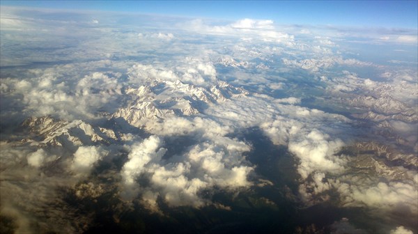 Вид из илюминатора самолета на Кавказский хребет